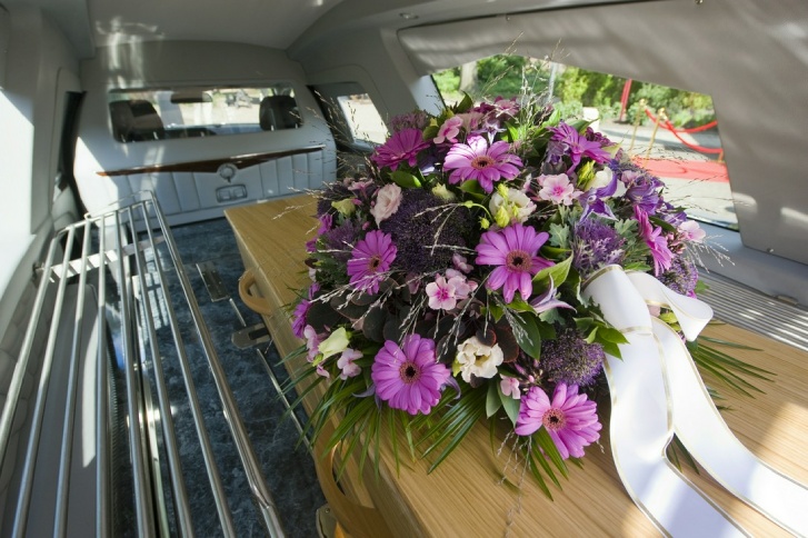 wieniec na trumnie w samochodzie pogrzebowym